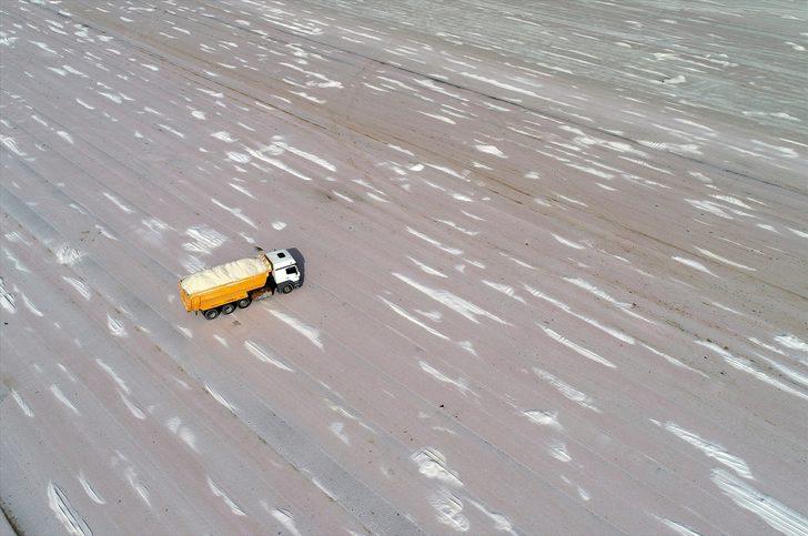 İstiflenen tuz tepeleri görsel şölen oluşturuyor