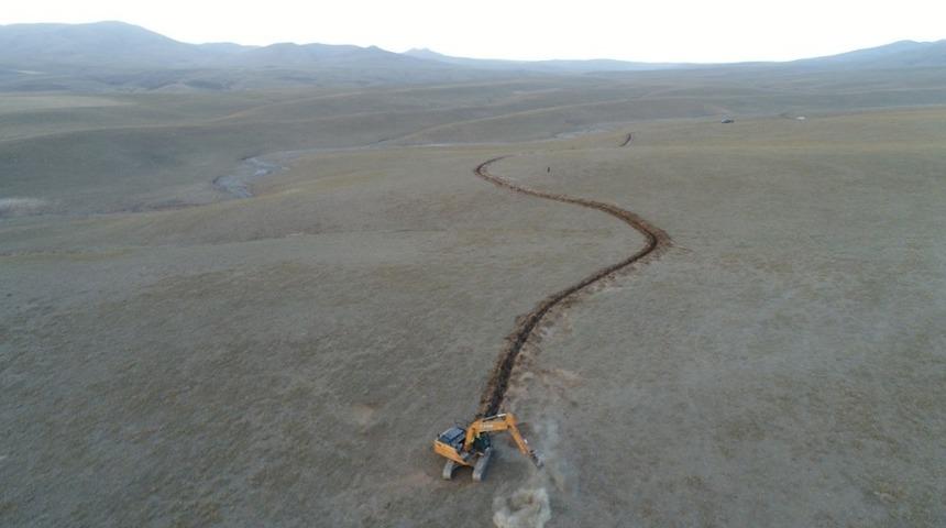 VASKİ ekibi, engebeli arazileri aşarak vatandaşa içme suyu veriyor