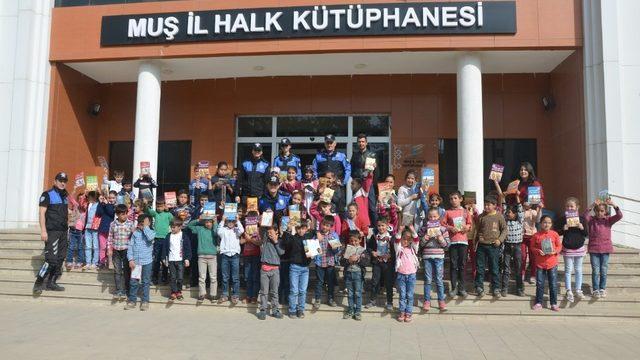 Öğrencilerle polisler birlikte kitap okudu
