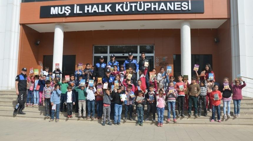 Öğrencilerle polisler birlikte kitap okudu