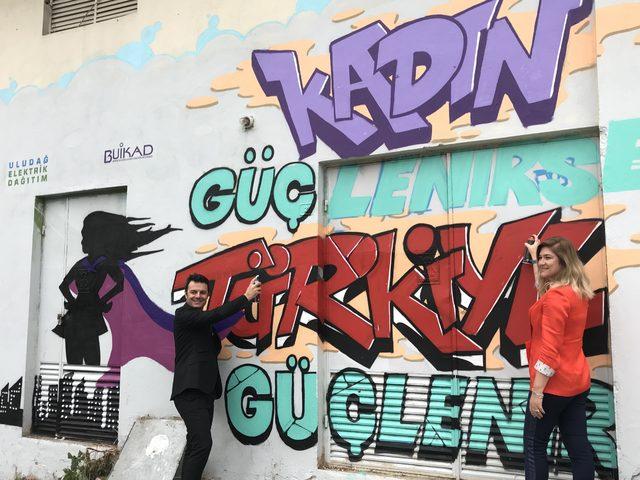 Elektrik trafosu, 'Kadın güçlenirse Türkiye güçlenir' mesajıyla renklendirildi