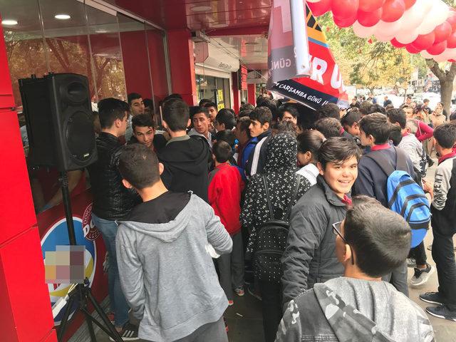 Erzincan'da bedava döner izdihamı