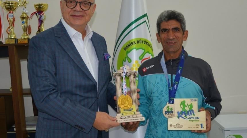 Başkan Erg&uuml;n&rsquo;den Manisa BBSK&rsquo;nin şampiyon atletine tebrik