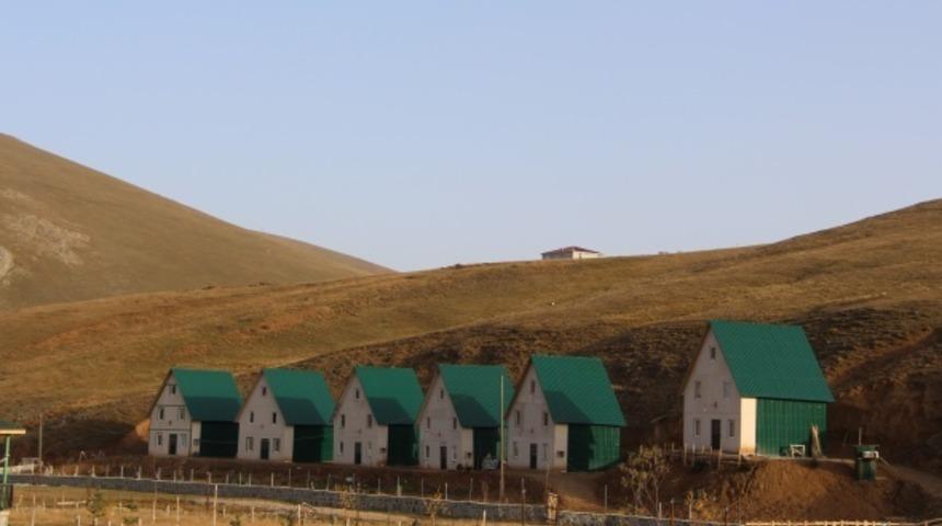 Görenlerin otel sandığı aynı mimarideki ilginç yayla evleri