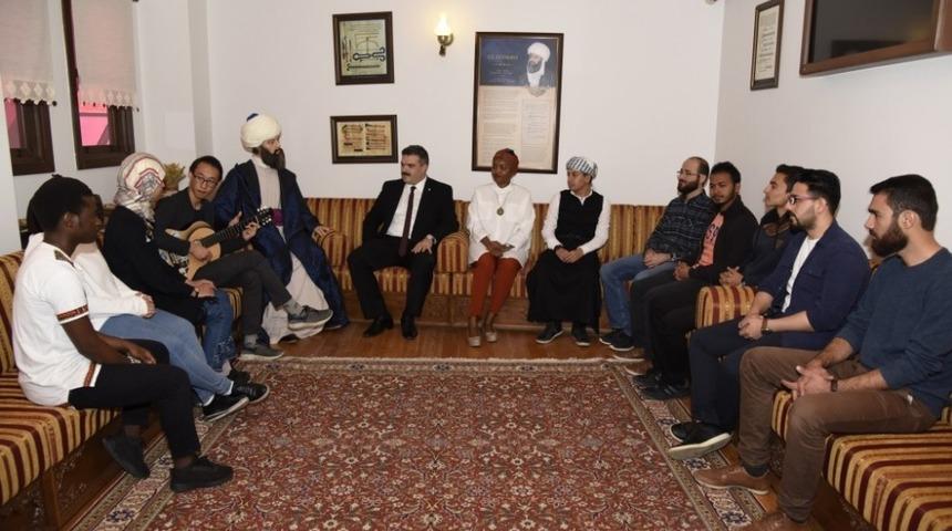 Rekt&ouml;r &Ccedil;omaklı &ldquo;G&ouml;n&uuml;ll&uuml; El&ccedil;iler&rdquo; programına konuk oldu