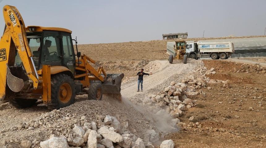 Haliliye&rsquo;de kırsal mahallelerde yol &ccedil;alışmaları s&uuml;r&uuml;yor