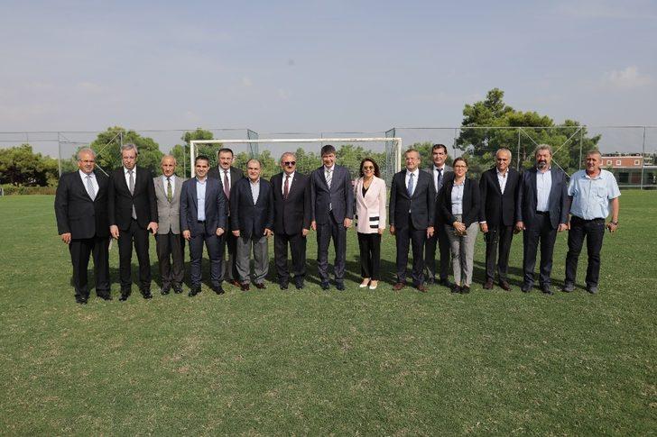 Alt tarafı arıtma üst tarafı futbol sahası G4