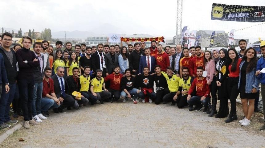 Rekt&ouml;r &Ccedil;alış G&uuml;zfest 2018&rsquo;de &ouml;ğrencilere eşlik etti