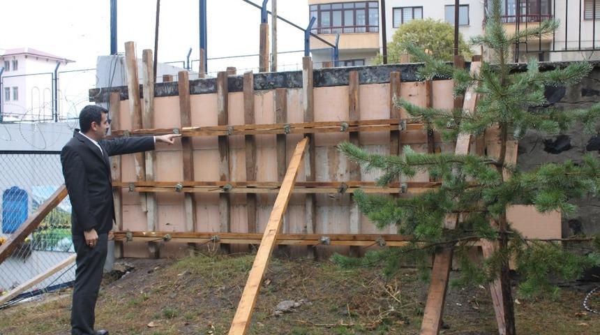 Yıkılan bah&ccedil;e duvarı yeniden yaptırıldı