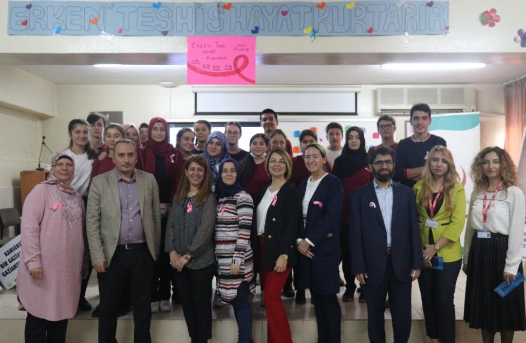 Lise &ouml;ğrencileri sunum yaptı veli ve &ouml;ğretmenleri dinledi