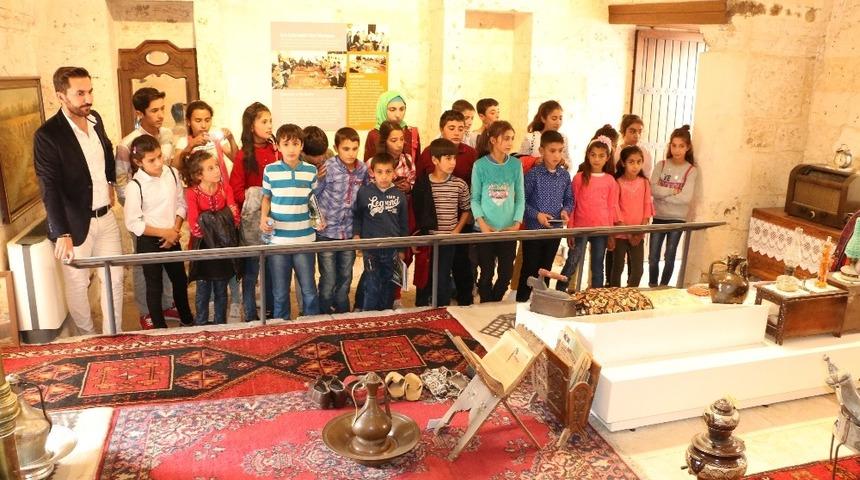 Şanlıurfa&rsquo;da &ouml;ğrencilere tarihi mekanlar tanıtıldı