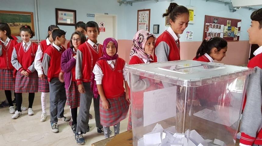 &Ouml;ğrenciler okul başkanlığı i&ccedil;in oy kullandı