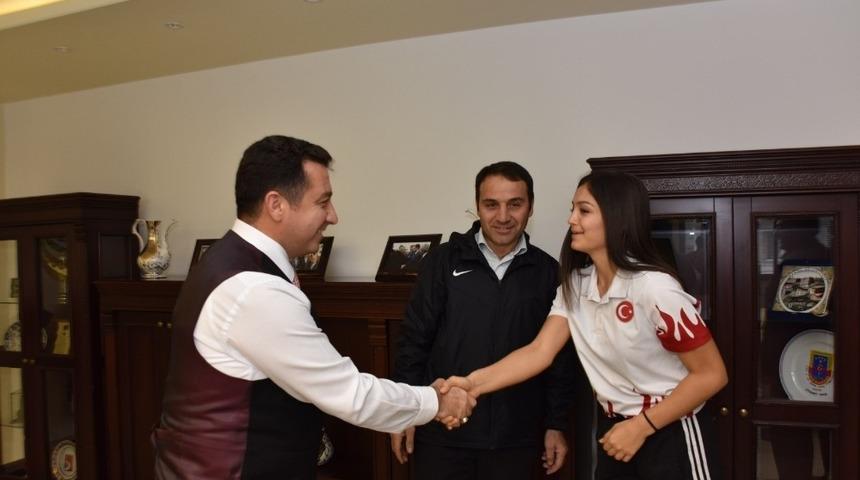 Başarılı sporculardan Başkan Bakıcı&rsquo;ya ziyaret