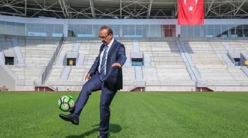 Ordu Valisi yeni yapılan stadyumu inceledi! Top sektirme anı sosyal medyayı salladı