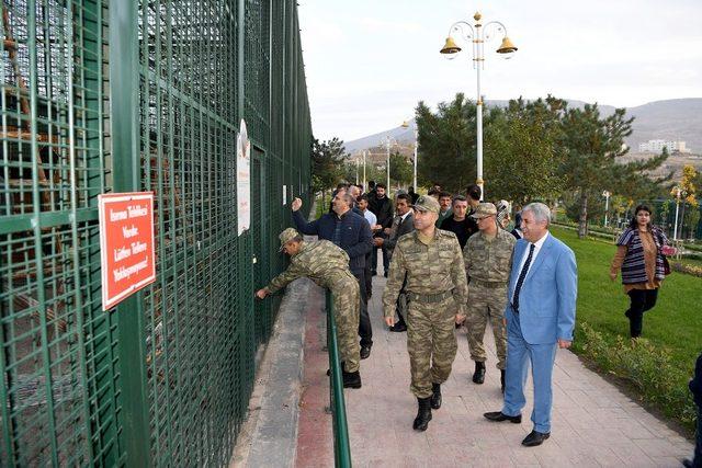 Ziyarete açılan hayvanat bahçesine yoğun ilgi