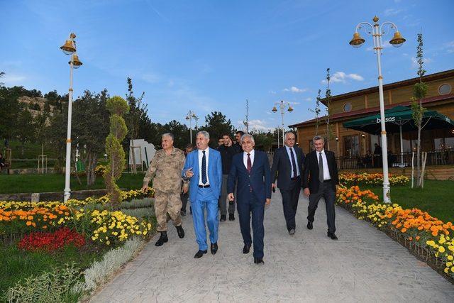 Ziyarete açılan hayvanat bahçesine yoğun ilgi