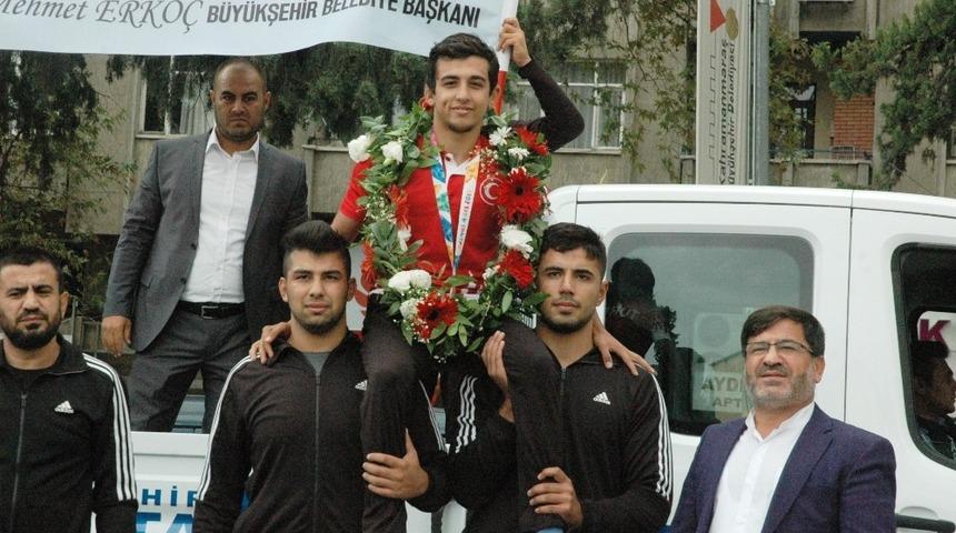 Kahramanmaraşlı g&uuml;reş&ccedil;i olimpiyat &uuml;&ccedil;&uuml;nc&uuml;s&uuml; oldu