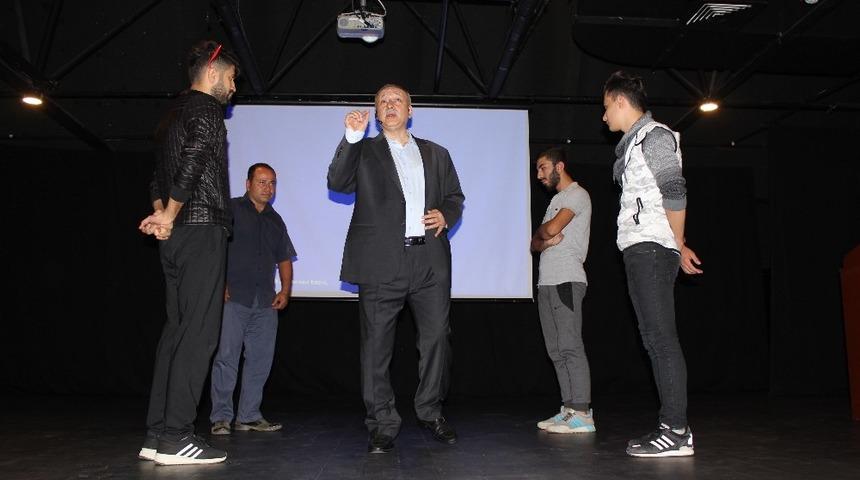 Alanya Belediyesinde 6 Şapka D&uuml;ş&uuml;nme Tekniği anlatıldı