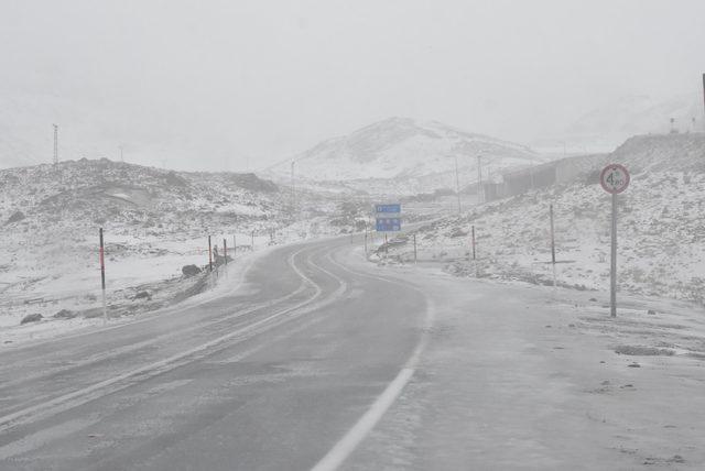 Bah&ccedil;esaray a kar yağdı 4