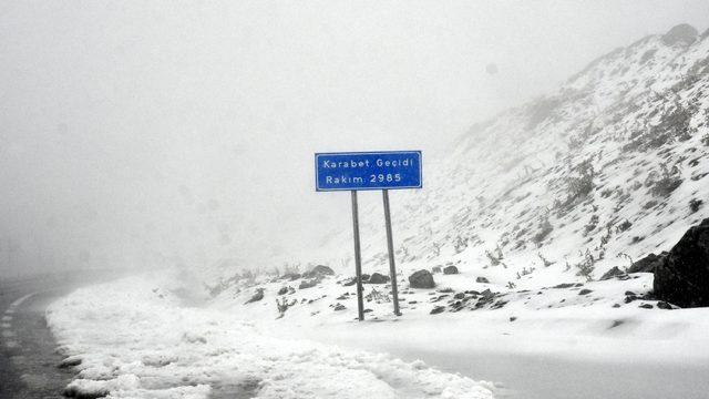 Bahçesaray'a kar yağdı