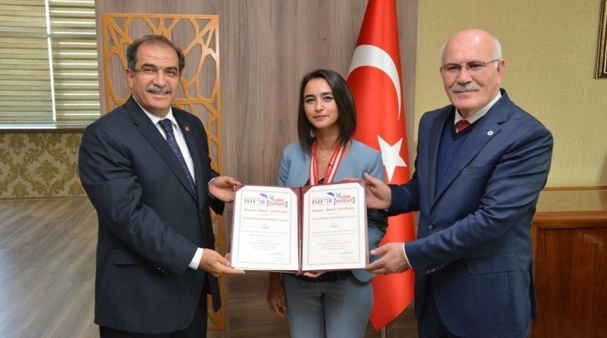 Uşak &Uuml;niversitesi Akademisyenlerinden ISIF 2018&rsquo;de b&uuml;y&uuml;k başarı