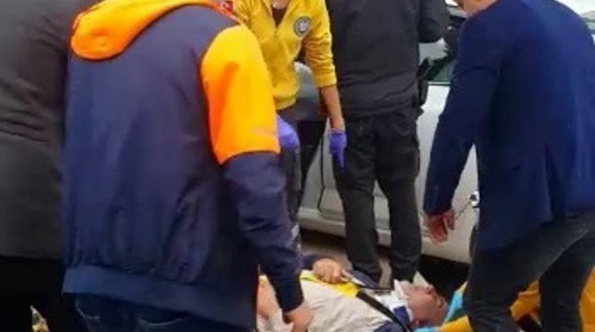 İki otomobil &ccedil;arpıştı: 3 Yaralı