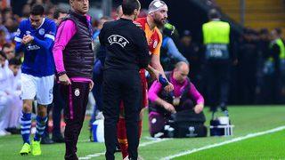 Galatasaray - Schalke 04 maçında oyundan alınan Sinan Gümüş tepki gösterdi!