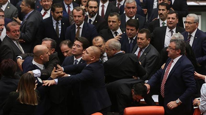 Meclis karıştı! CHP ve MHP milletvekilleri birbirine girdi!