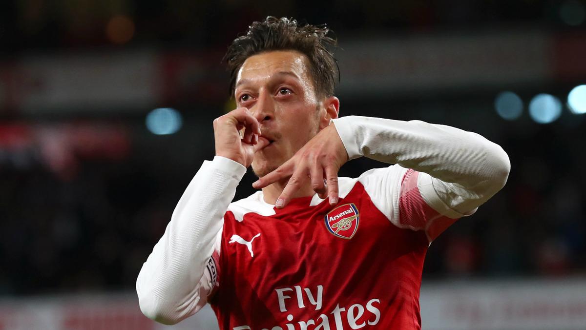 Mesut &Ouml;zil&rsquo;in &ccedil;ocukluk fotoğrafı sosyal medyayı salladı