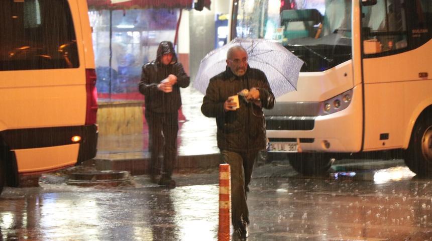 İstanbul’da sağanak yağış etkili oluyor
