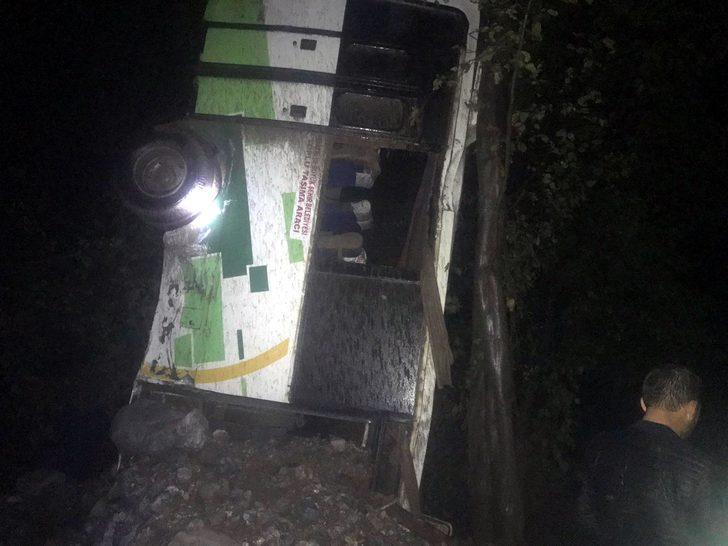 Heyelana kapılan midibüste bir kişi toprak altında kaldı G1