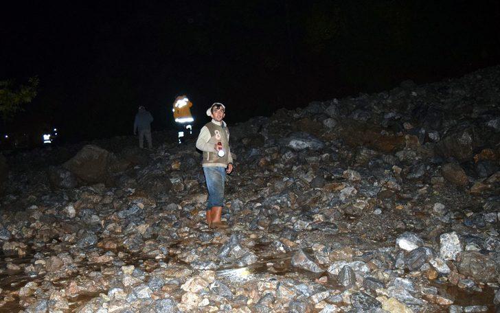 Heyelana kapılan midibüste bir kişi toprak altında kaldı G3