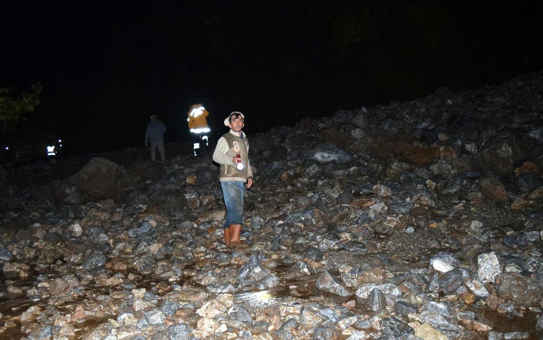 Heyelana kapılan midib&uuml;ste bir kişi toprak altında kaldı
