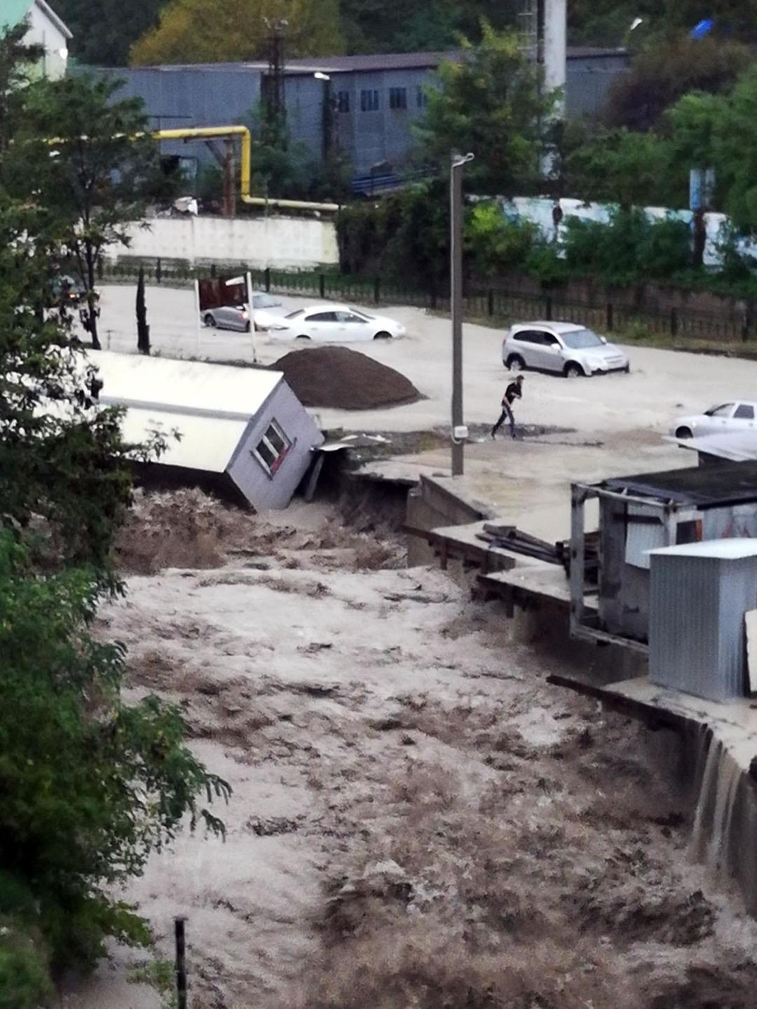 Rusya'da aşırı yağıştan yollar ikiye ayrıldı 