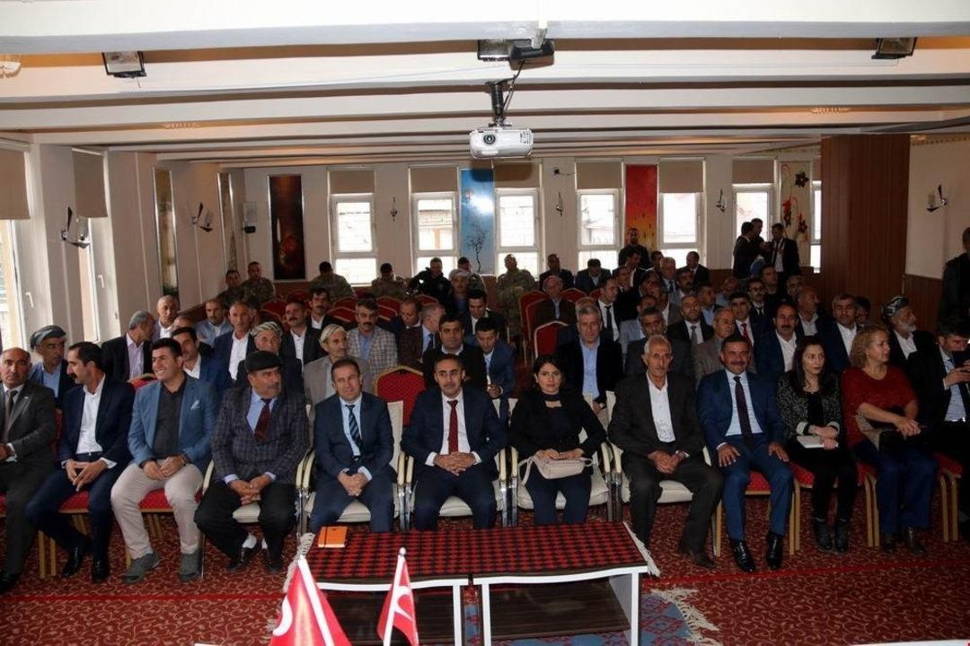 Vali Toprak Şemdinli&rsquo;de muhtarlarla bir toplantı ger&ccedil;ekleştirdi