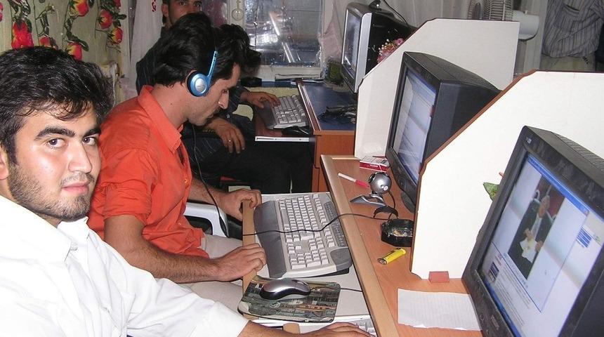 T&uuml;rkler sosyal medyanın m&uuml;ptelası oldu: Sosyal medyaya g&uuml;nde 2 saat 48 dakika ayırıyoruz