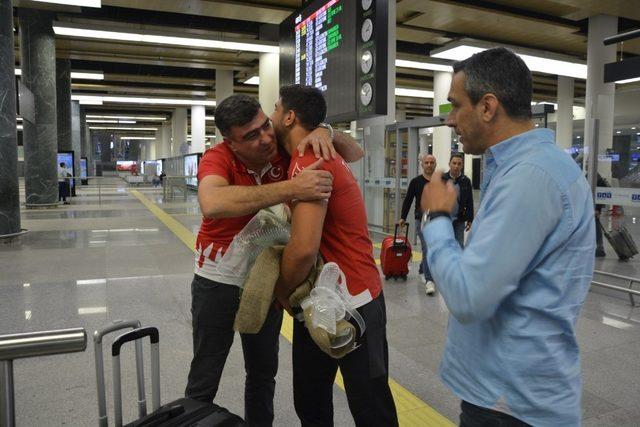 Manisa Büyükşehir’in gururu Şişmanlar coşkuyla karşılandı