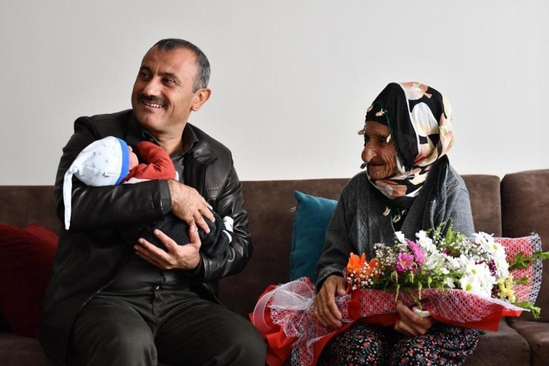 Vali Sonel&rsquo;den cumhuriyetle yaşıt nine ve dedelere anlamlı ziyaret