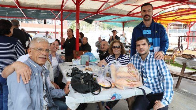 Mersin’de emekliler piknik yaptı