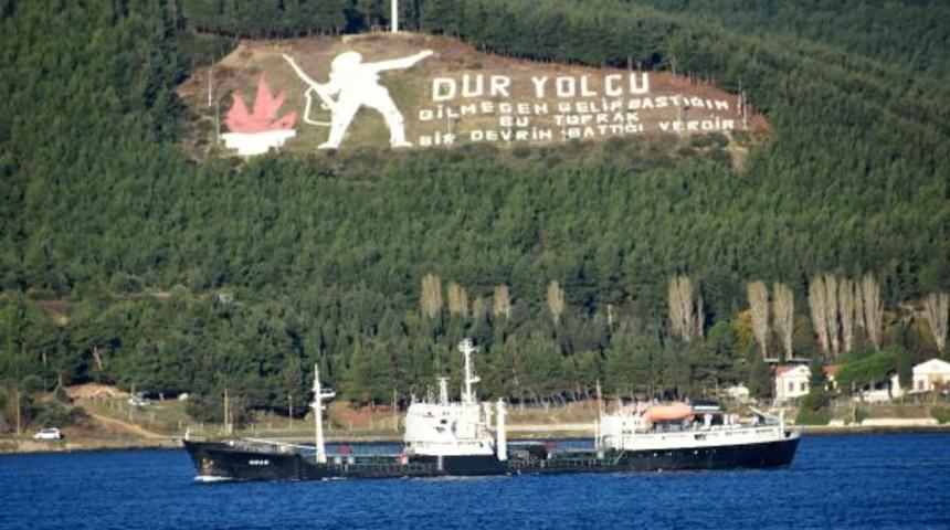 Rus Donanması'na ait askeri tanker gemisi &Ccedil;anakkale Boğazı'ndan ge&ccedil;ti