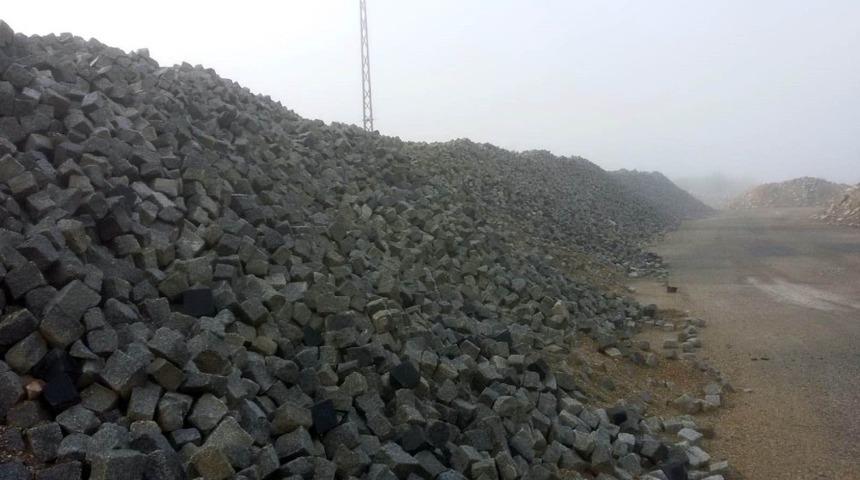 Akşehir&rsquo;de s&ouml;k&uuml;len granit taşlar tarihi sokaklarda değerlendiriliyor