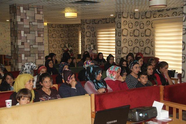 Başkale’de ‘Kadın haklarına ilişkin bilinçlendirme’ semineri