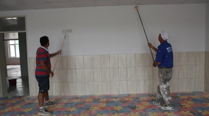 Erdemli Belediyesi&rsquo;nden okullara badana boya hizmeti