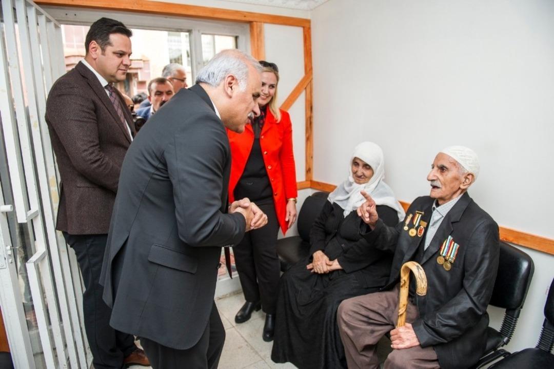 Vali Zorluoğlu, Cumhuriyet mahallesi sakinleri ile bir araya geldi