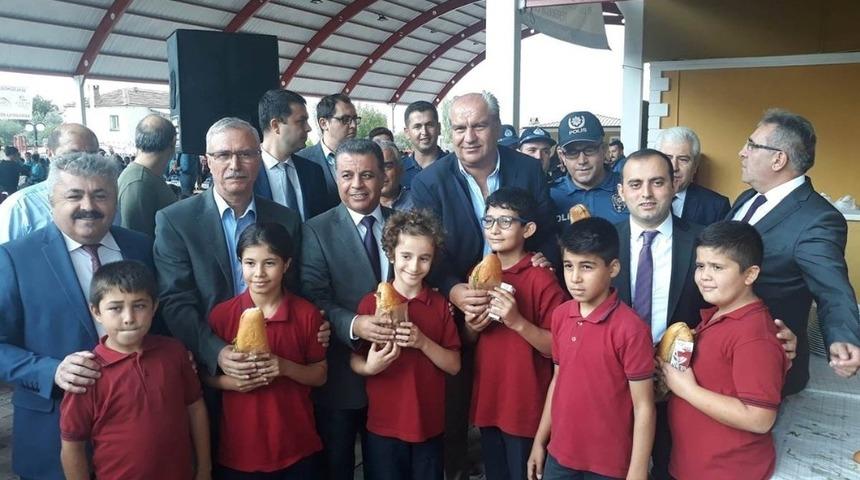 Bozdoğanlı &ouml;ğrenciler balık yiyerek b&uuml;y&uuml;yecek