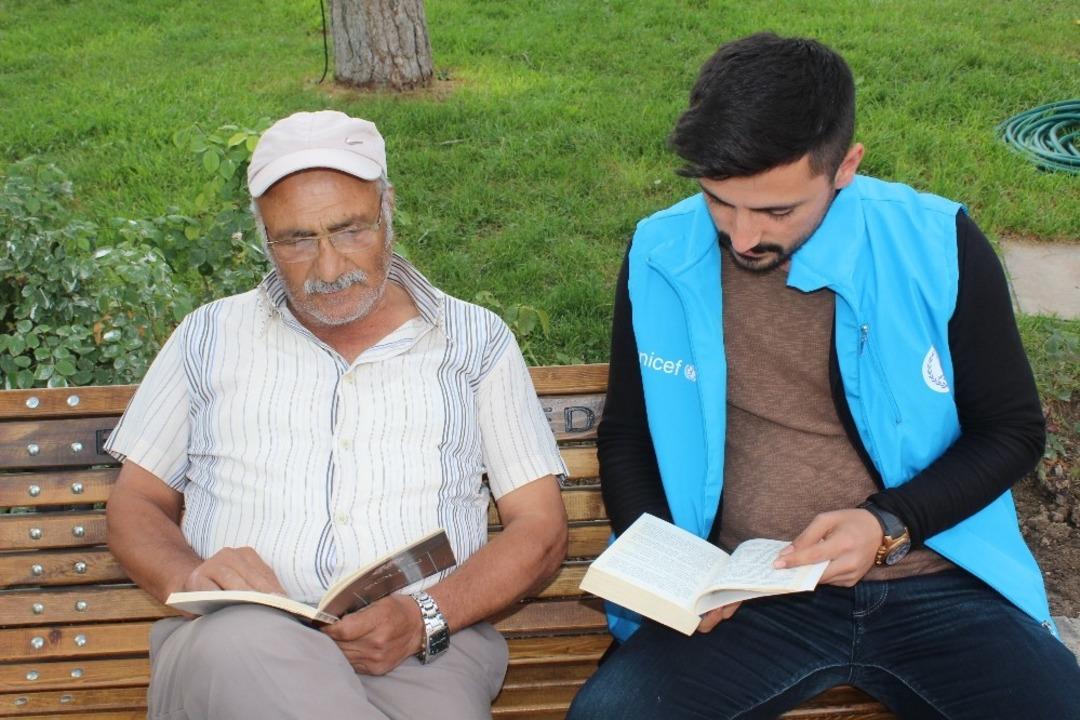 Erzincan&rsquo;da gen&ccedil;ler parkta vatandaşlarla kitap okudu