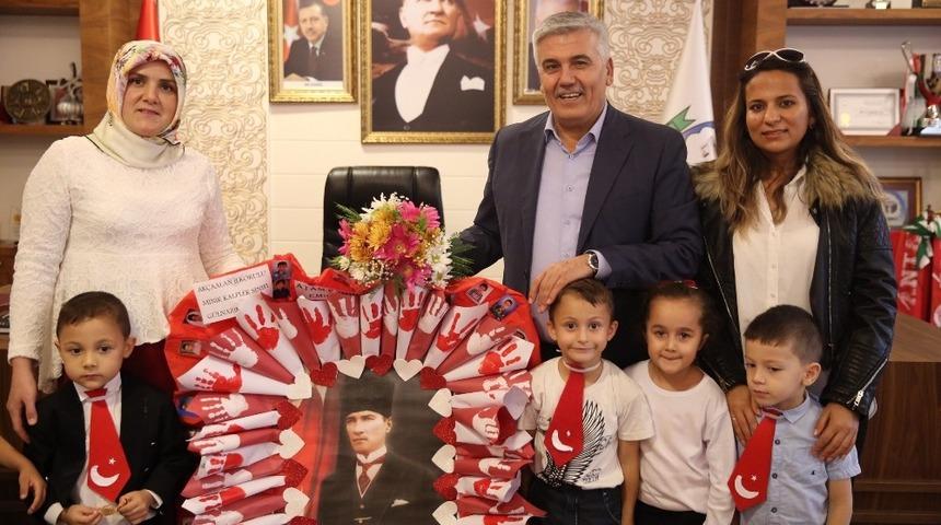 Miniklerden Başkan Çalık’a anlamlı hediye