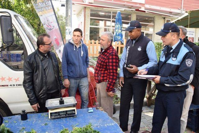 Semt pazarında terazi ve baskül kontrolleri