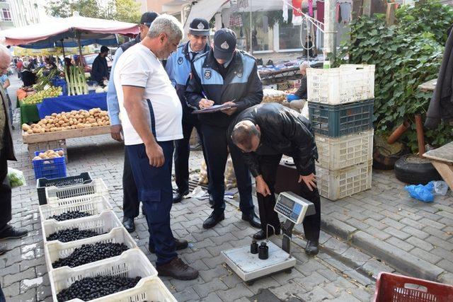 Semt pazarında terazi ve baskül kontrolleri