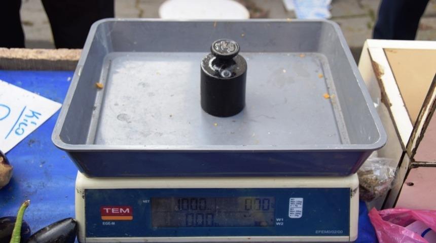 Semt pazarında terazi ve bask&uuml;l kontrolleri